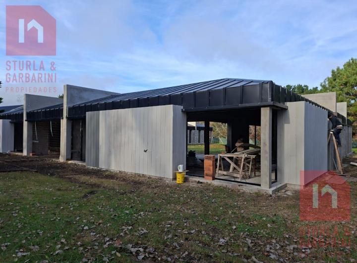 Casa · 484m² · 4 Ambientes · 6 Cocheras