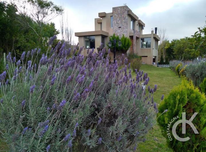 Casa · 200m² · 4 Ambientes · 1 Cochera