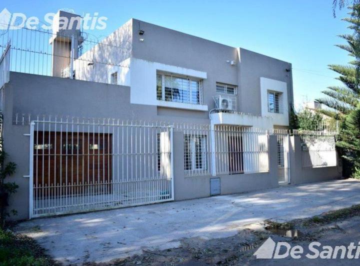 Casa · 235m² · 5 Ambientes · 1 Cochera