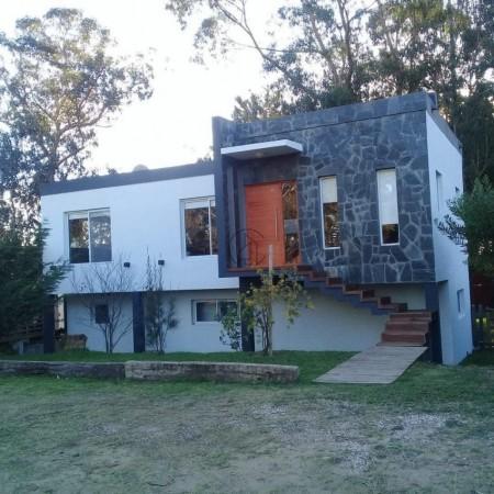 Casa · 240m² · 5 Ambientes · 1 Cochera