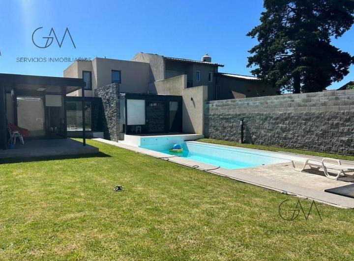 Casa · 250m² · 4 Ambientes · 2 Cocheras