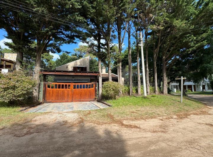 Casa · 672m² · 5 Ambientes · 1 Cochera