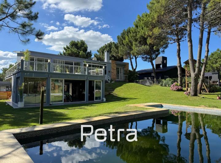 Casa · 320m² · 5 Ambientes · 1 Cochera