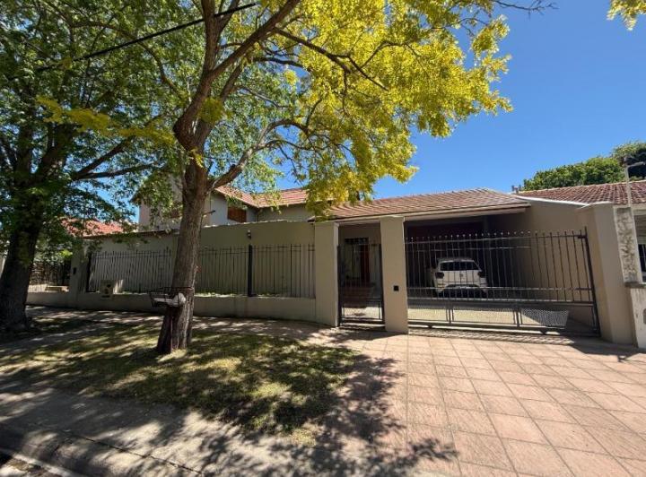 Casa · 370m² · 5 Ambientes · 2 Cocheras