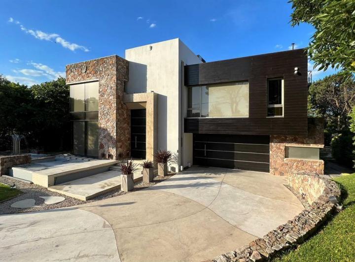 Casa · 310m² · 6 Ambientes · 4 Cocheras