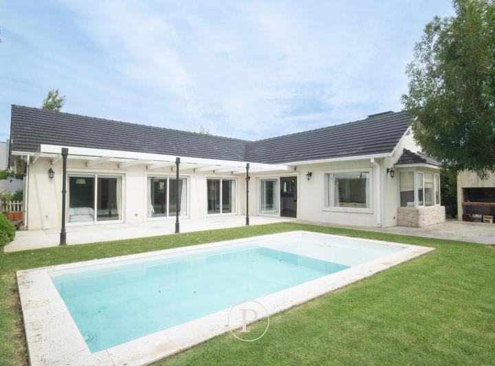 Casa · 170m² · 4 Ambientes · 3 Cocheras