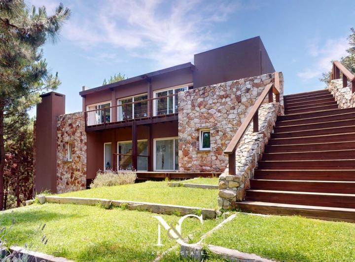 Casa · 300m² · 6 Ambientes · 1 Cochera