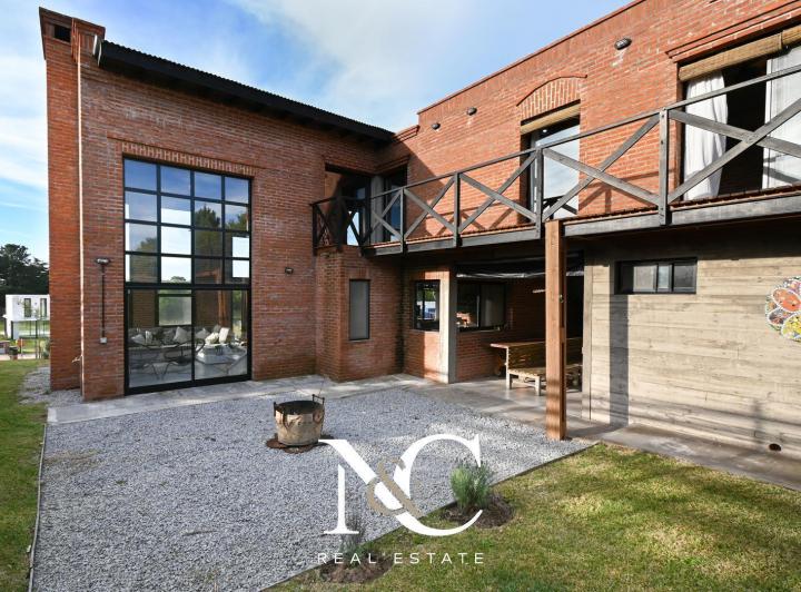 Casa · 170m² · 4 Ambientes · 1 Cochera