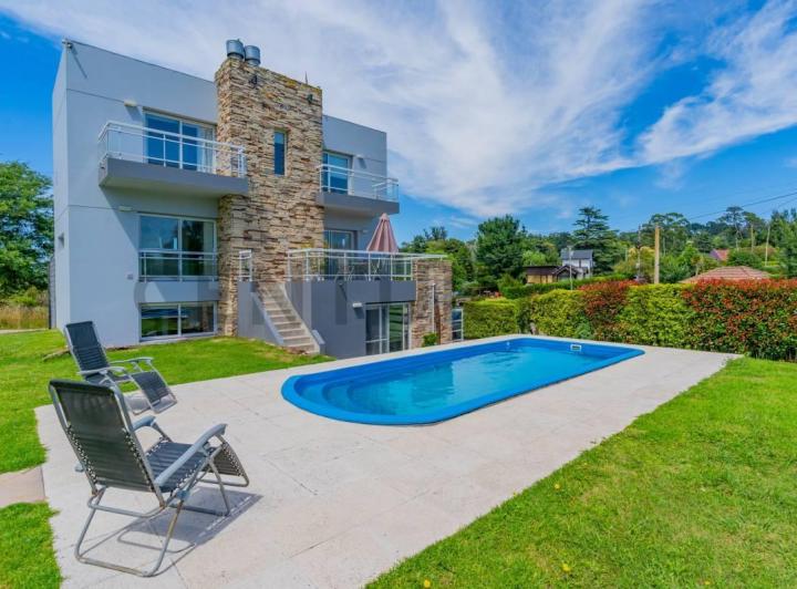 Casa · 220m² · 4 Ambientes