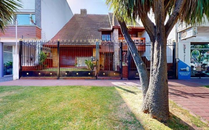 Casa · 350m² · 4 Ambientes · 2 Cocheras