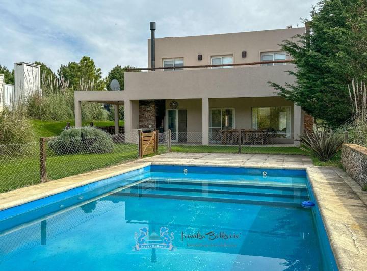 Casa · 147m² · 5 Ambientes · 1 Cochera