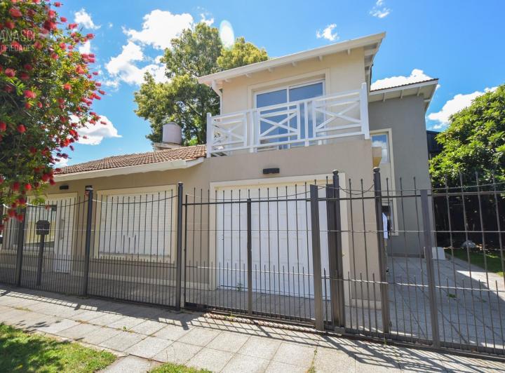 Casa · 145m² · 4 Ambientes · 2 Cocheras