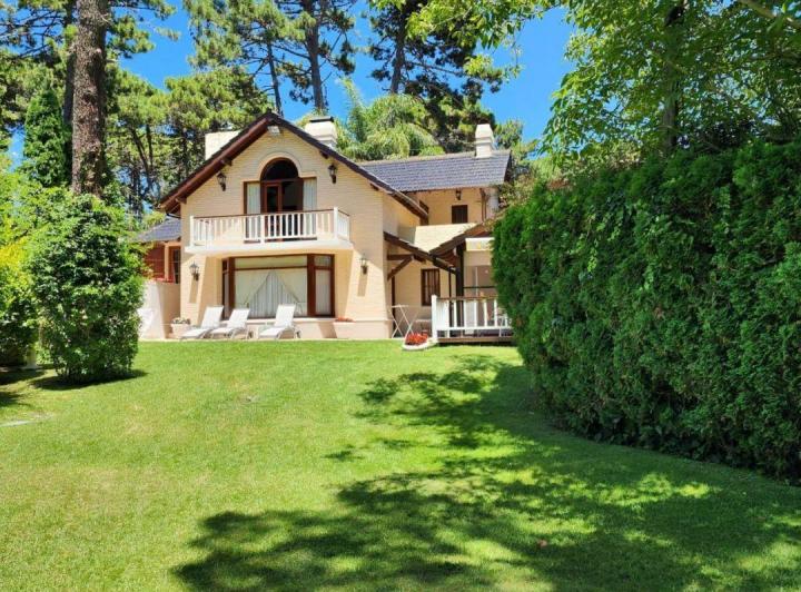 Casa · 300m² · 5 Ambientes