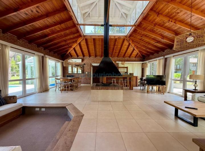 Casa · 246m² · 6 Ambientes · 1 Cochera