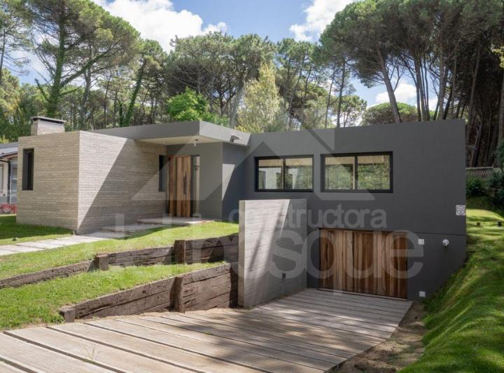 Casa · 233m² · 4 Ambientes · 1 Cochera