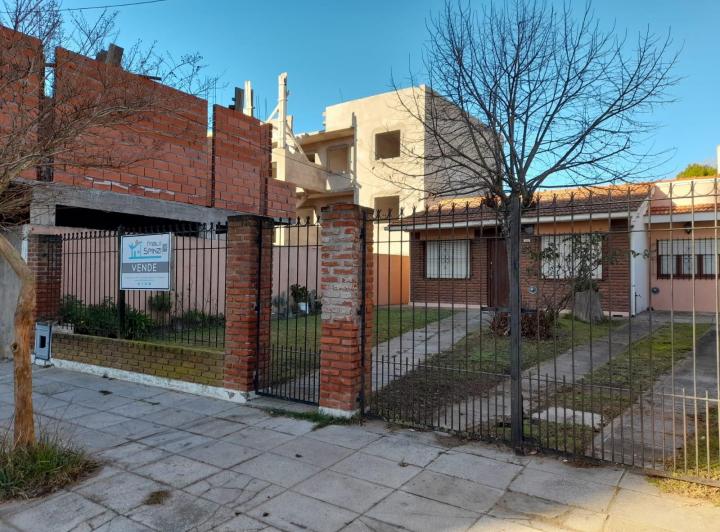 Casa · 100m² · 3 Ambientes · 2 Cocheras