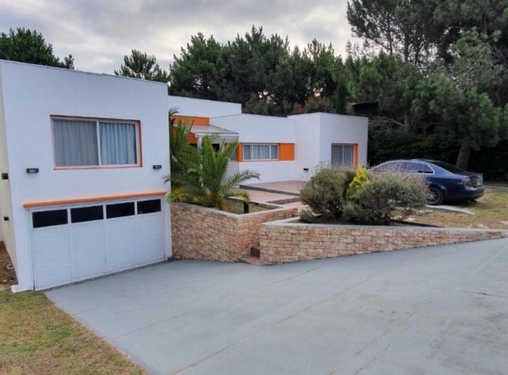Casa · 330m² · 5 Ambientes · 5 Cocheras