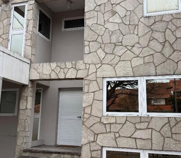 Casa · 320m² · 5 Ambientes · 4 Cocheras