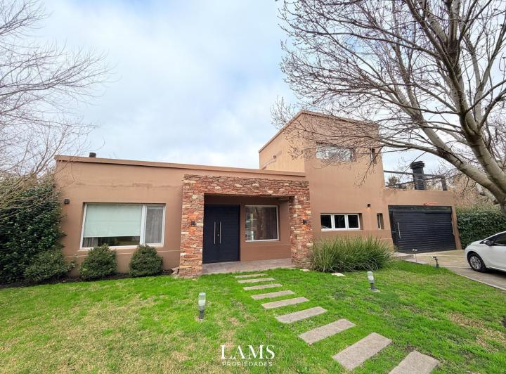 Casa · 330m² · 6 Ambientes · 2 Cocheras