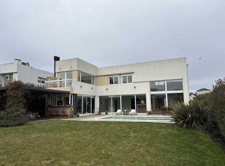 Casa · 280m² · 4 Ambientes · 1 Cochera
