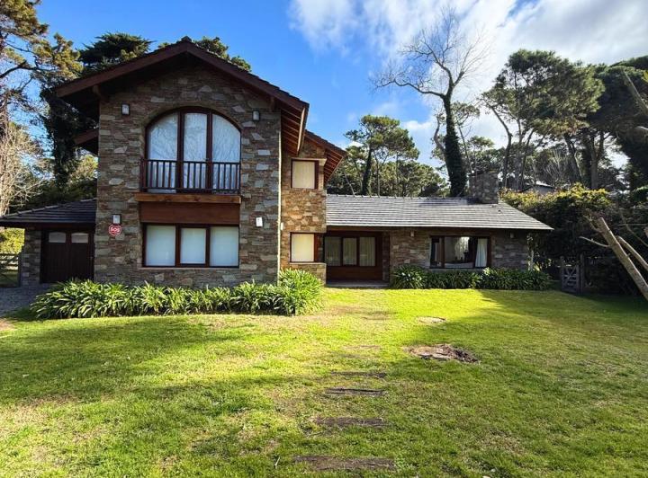 Casa · 285m² · 5 Ambientes · 1 Cochera