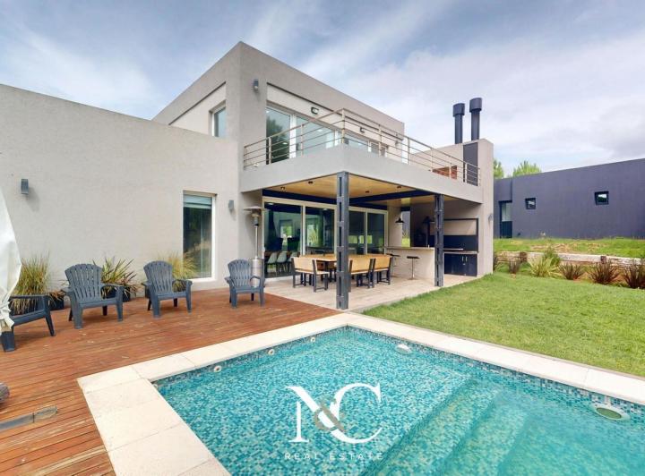 Casa · 300m² · 6 Ambientes · 1 Cochera