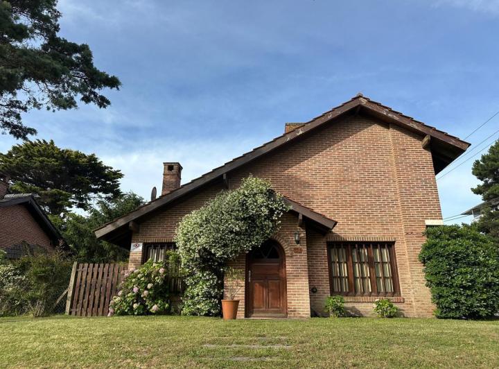 Casa · 140m² · 4 Dormitorios · 1 Cochera