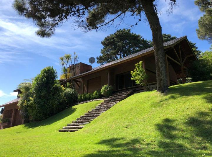 Casa · 315m² · 6 Ambientes · 1 Cochera