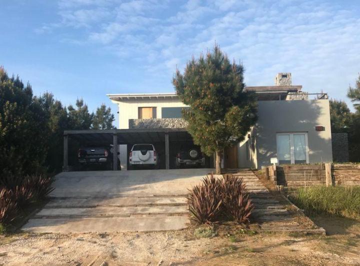 Casa · 360m² · 6 Ambientes · 4 Cocheras