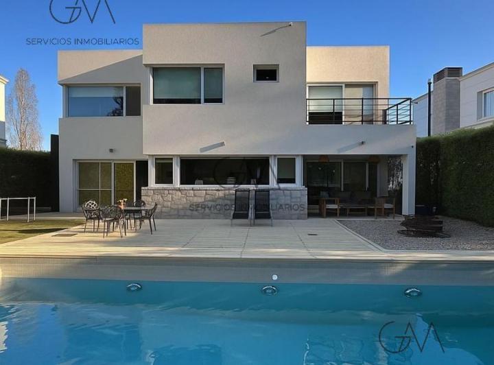 Casa · 300m² · 5 Ambientes · 1 Cochera