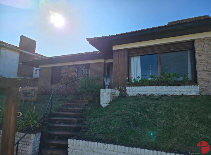 Casa · 140m² · 4 Dormitorios · 2 Cocheras