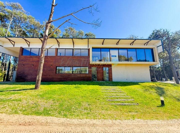 Casa · 200m² · 4 Ambientes