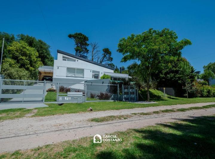 Casa · 240m² · 3 Ambientes · 1 Cochera
