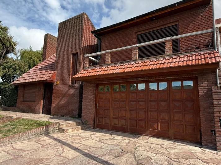 Casa · 200m² · 6 Ambientes