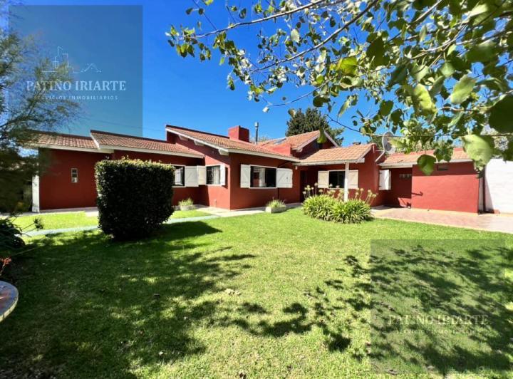 Casa · 140m² · 4 Ambientes · 3 Cocheras