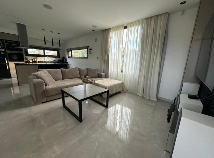 Casa · 180m² · 4 Ambientes · 2 Cocheras