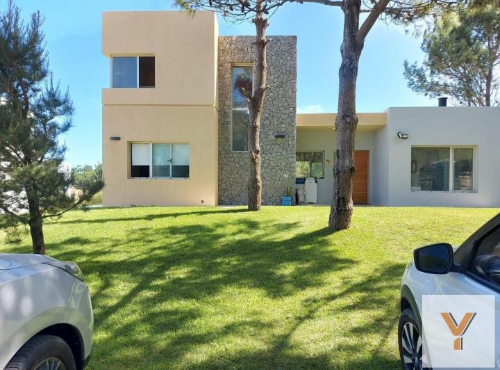 Casa · 240m² · 5 Ambientes · 1 Cochera