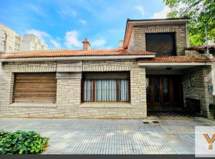 Casa · 255m² · 7 Ambientes · 2 Cocheras