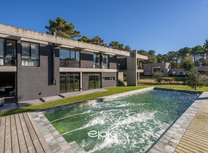 Casa · 248m² · 5 Ambientes · 1 Cochera