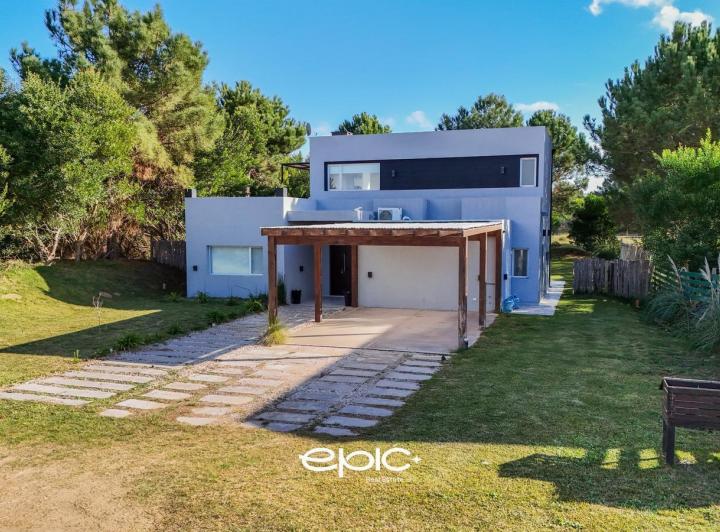 Casa · 200m² · 5 Ambientes · 2 Cocheras