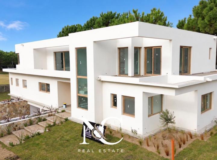 Casa · 500m² · 10 Ambientes · 2 Cocheras