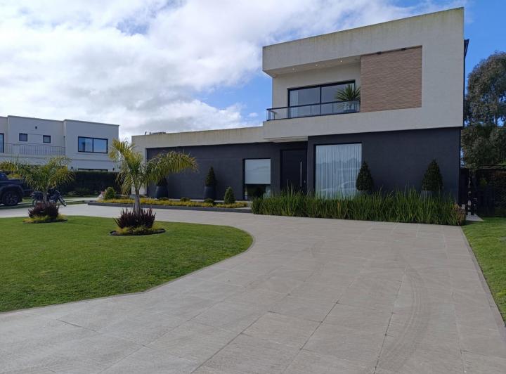 Casa · 242m² · 4 Ambientes · 1 Cochera