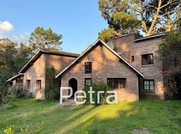 Casa · 200m² · 5 Ambientes · 1 Cochera