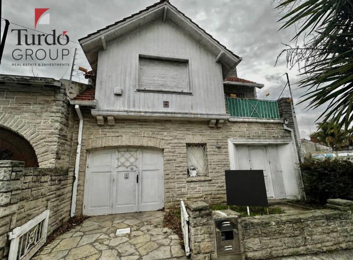 Casa · 262m² · 8 Ambientes · 1 Cochera