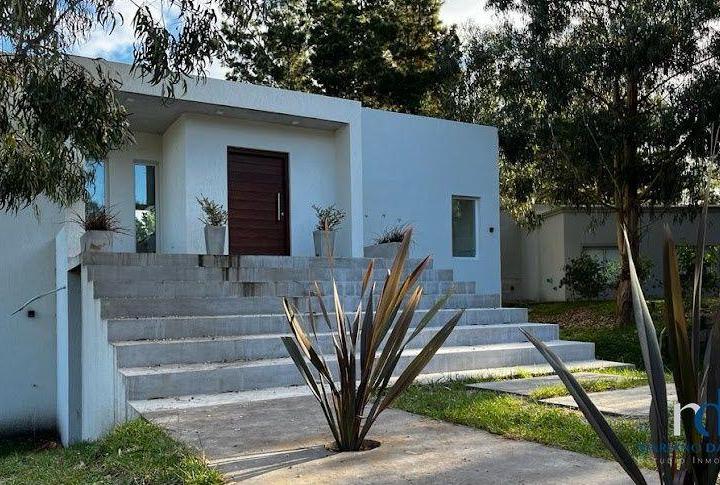 Casa · 260m² · 5 Ambientes · 1 Cochera