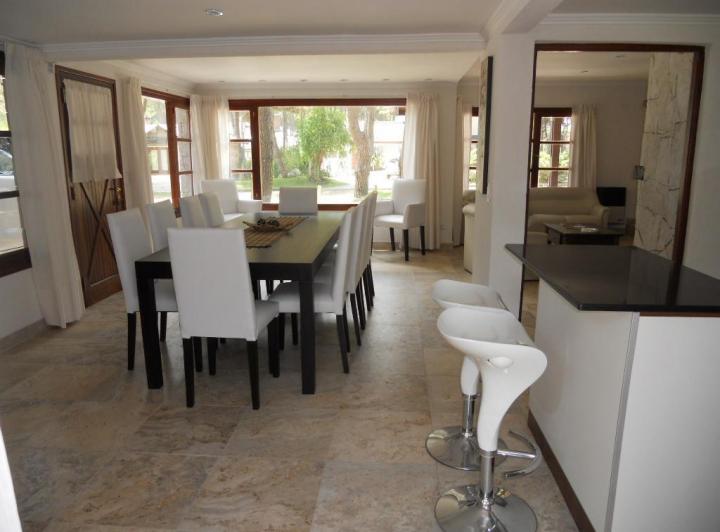 Casa · 240m² · 5 Ambientes · 3 Cocheras