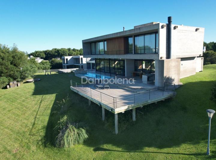 Casa · 370m² · 6 Ambientes · 2 Cocheras
