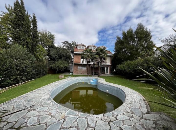 Casa · 245m² · 3 Ambientes · 2 Cocheras