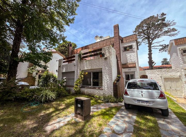 Casa · 77m² · 4 Ambientes · 1 Cochera