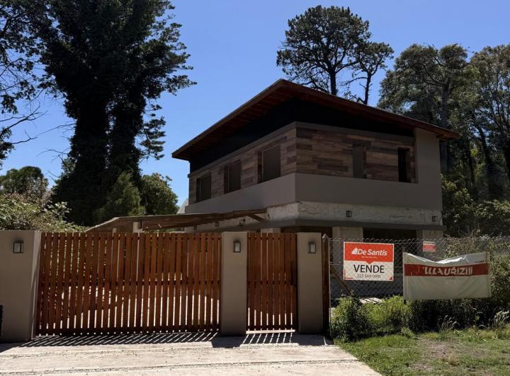 Casa · 180m² · 4 Ambientes · 2 Cocheras